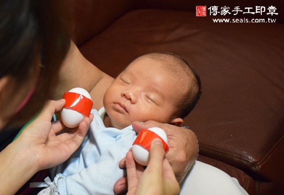 張寶寶(台中太平區到府嬰兒寶寶滿月剃頭理髮、免費到府嬰兒剃胎毛儀式吉祥話)。到府剃頭剃胎毛主持、專業拍照、DVD光碟、證書。★購買「臍帶章、肚臍章、胎毛筆刷印章」贈送：剃頭、收涎、抓周，三選一。2015.11.15 照片4